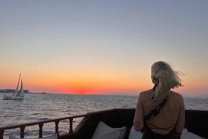 ギリシャBBQ＆無制限アペロル・スプリッツ付きサンセットクルーズ、ビールワイン