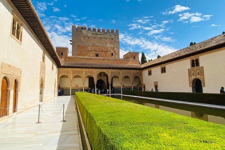 Visita guiada a la Alhambra desde Málaga con transporte privado