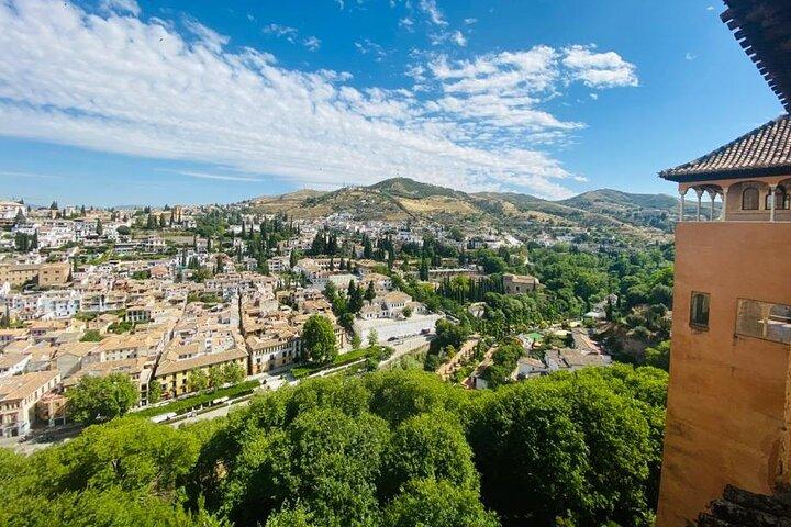 Visita guiada a la Alhambra desde Málaga con transporte privado