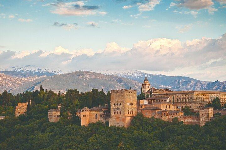 Visita guiada a la Alhambra desde Málaga con transporte privado