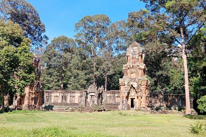 トゥクトゥクによるバンテアイ礼拝とアンコール寺院1日探索