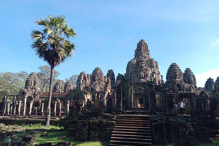 トゥクトゥクによるバンテアイ礼拝とアンコール寺院1日探索