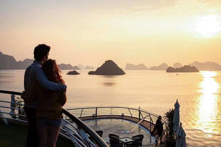 海の恒星はバイ・トゥ・ロング・ベイを訪れます。蘭海湾はハノイから出発します。
