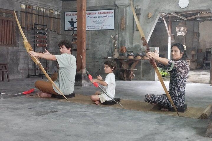 Aula tradicional de tiro com arco javanês
