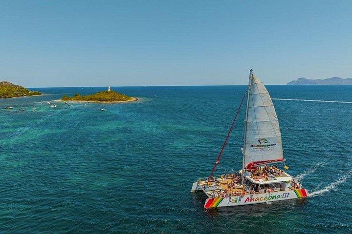 風光明媚な景色とバーベキュー ランチ付きのマヨルカ カタマラン クルーズ