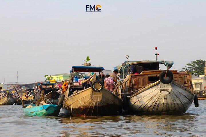 Le marché flottant fabuleux caché et le petit canal