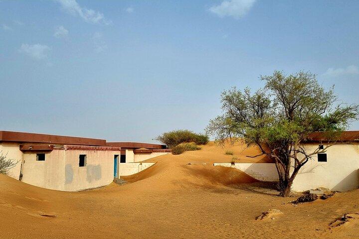 The Ghost Village Safari Tour met Dune Bashing en Sandboarding