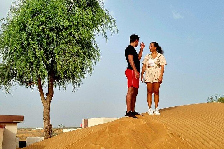 The Ghost Village Safari Tour met Dune Bashing en Sandboarding