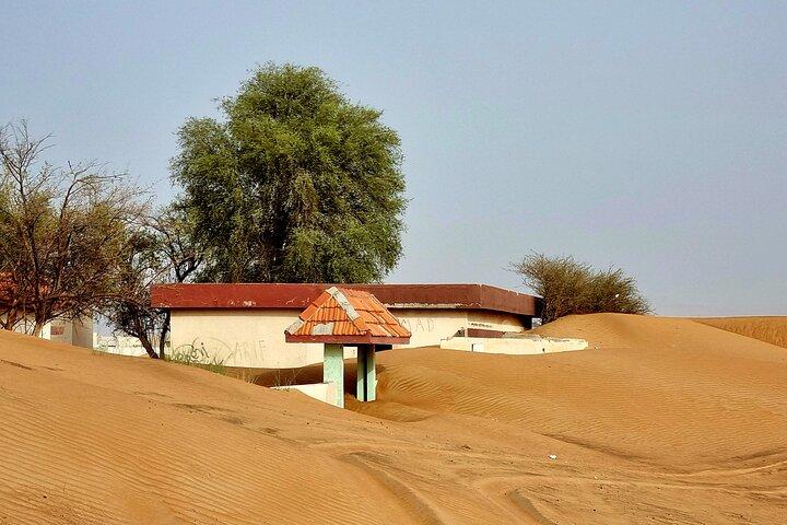 The Ghost Village Safari Tour met Dune Bashing en Sandboarding