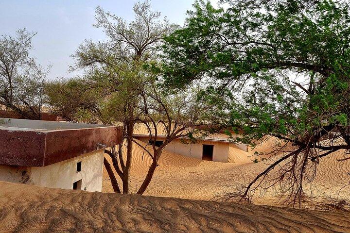 The Ghost Village Safari Tour met Dune Bashing en Sandboarding