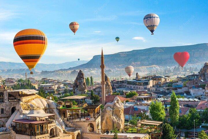 Cappadocia Luftballonflyvning over Fe Skorstene
