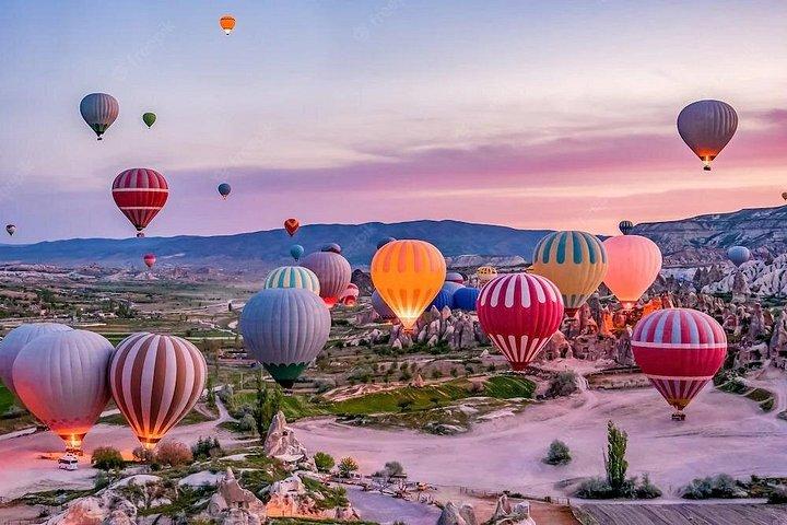 Cappadocia Luftballonflyvning over Fe Skorstene