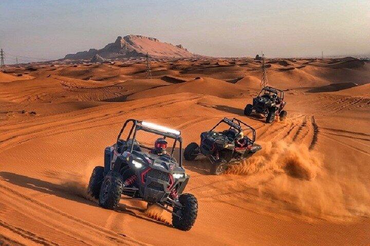 1-stündiges Selbstfahrer-Wüstenbuggy-Abenteuer: Kamelritt und Sandboard