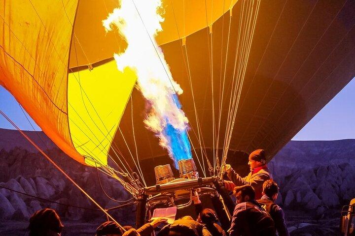 Cappadocia Luftballonflyvning over Fe Skorstene