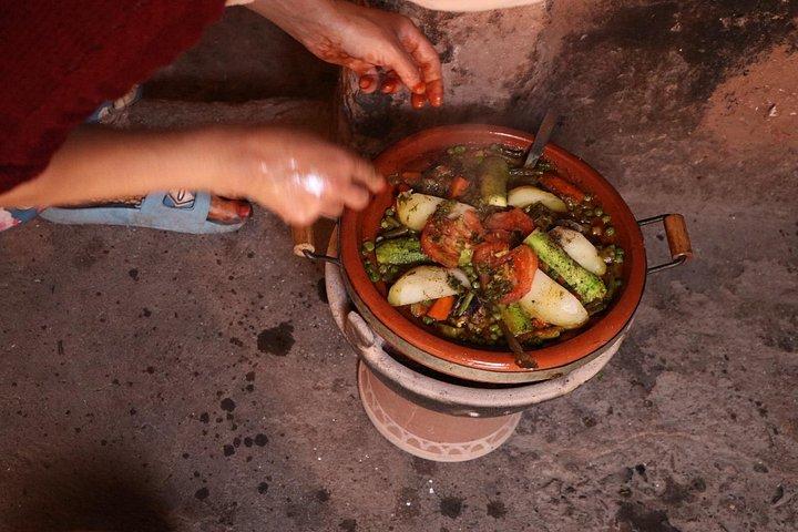 マラケシュからのアトラス山脈日帰りツアーでのベルベル人の家族との料理教室
