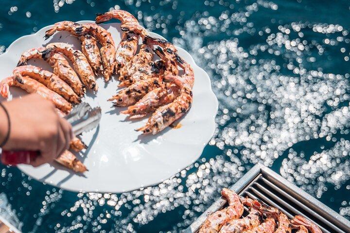 雄大なカタマラン カルデラ クルーズ (軽食、お食事、お飲み物付き)