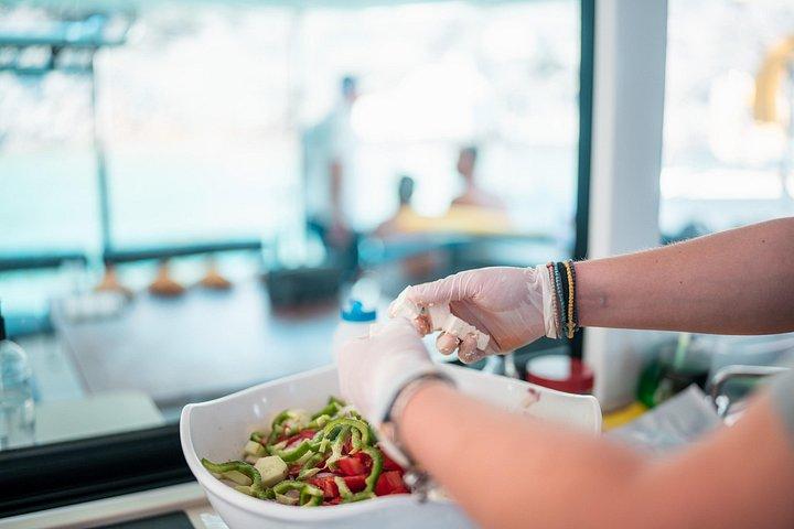 雄大なカタマラン カルデラ クルーズ (軽食、お食事、お飲み物付き)