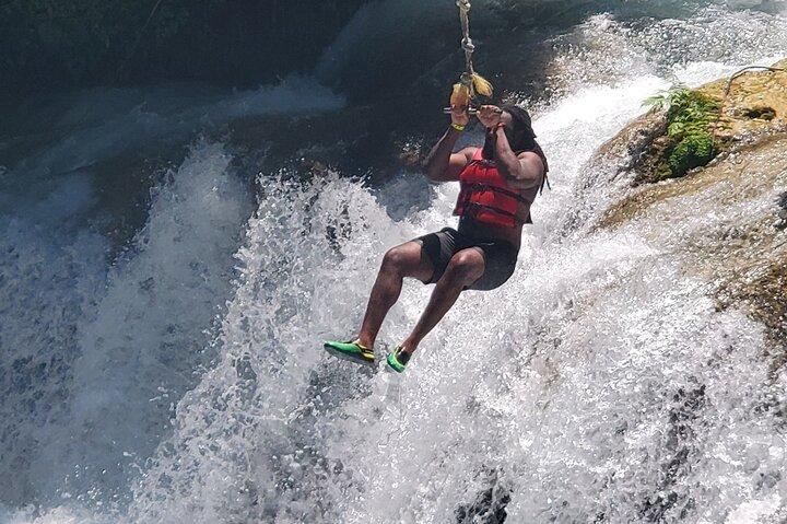 Bluehole & Secret Falls avec shopping, entrées et ramassage.