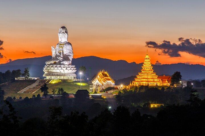 夜のチェンライ:信じられないほどの寺院、市場、北部のディナー