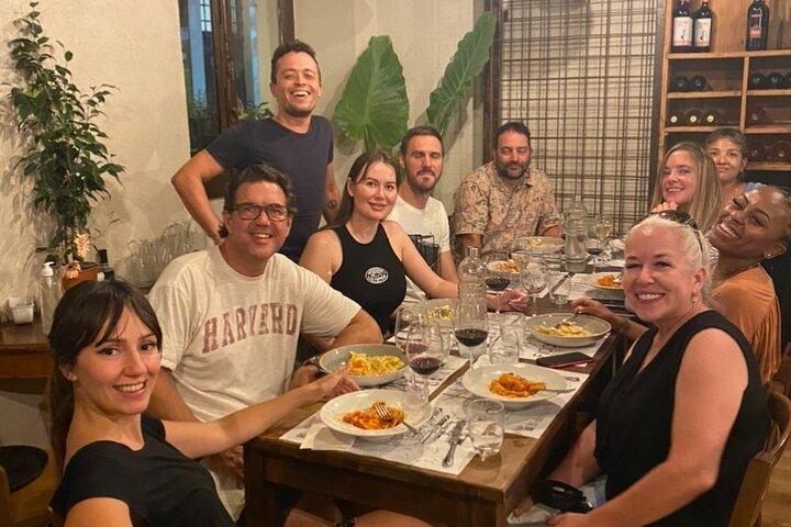 Deliciosa cena romana después de la jugosa historia romana