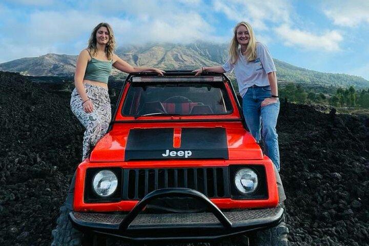 バトゥール山ジープ:日の出と黒い溶岩の冒険の旅