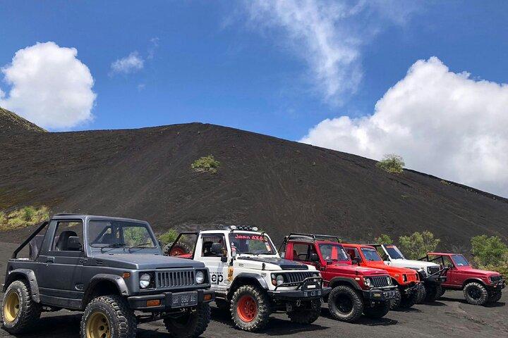 バトゥール山ジープ:日の出と黒い溶岩の冒険の旅