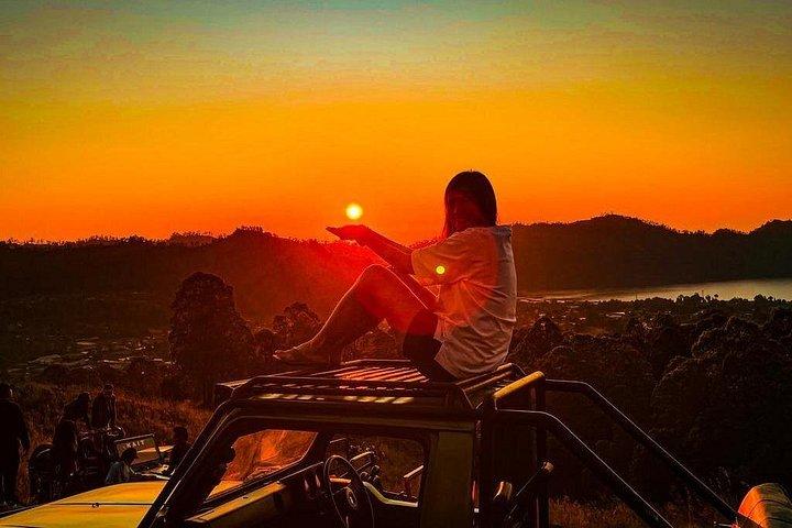 バトゥール山ジープ:日の出と黒い溶岩の冒険の旅