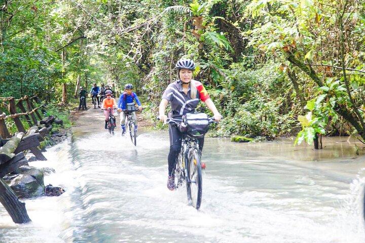 Tour de ciclismo de 2 dias pelo Parque Nacional Cat Tien