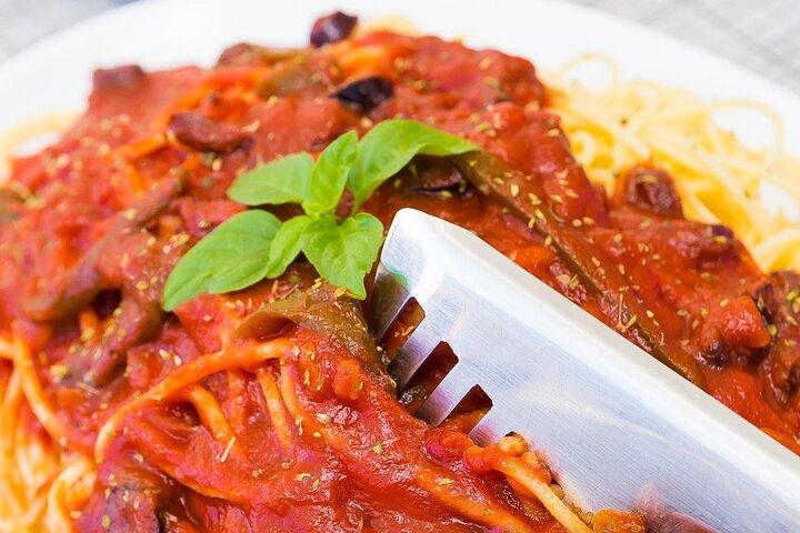 サントリーニ島プライベートカタマランクルーズ（BBQ、オープンバー＆送迎付き）