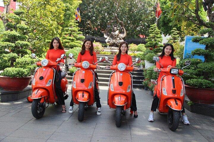 インサイダーズ サイゴンと女性アオザイ ライダー ベスパ 4,5 時間