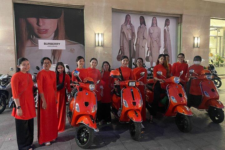 Saigon Vespa à noite comida de rua com cavaleiras Ao Dai