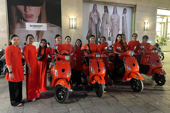 Saigon Vespa à noite comida de rua com cavaleiras Ao Dai