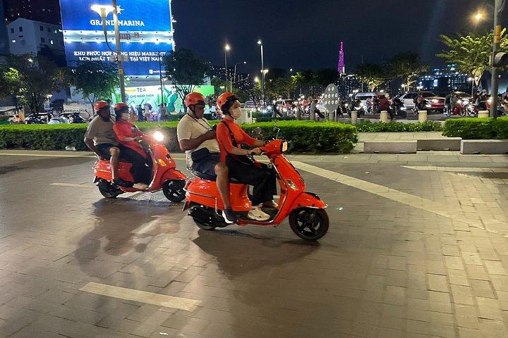 夜のサイゴン・ベスパ、女性ライダーと屋台料理、アオザイ