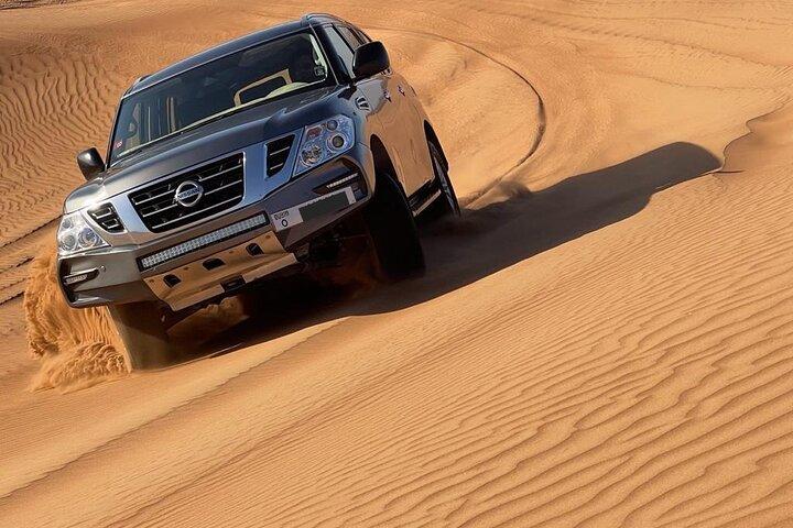 Safari privé dans le désert l'après-midi avec quad, balade à dos de chameau et sandboard