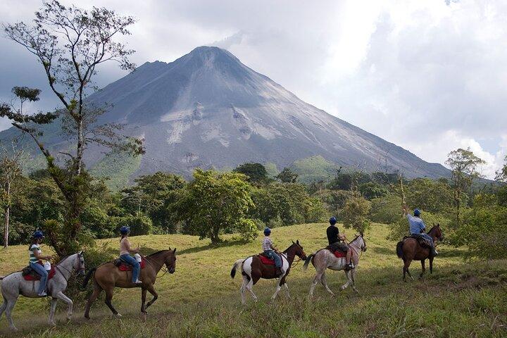 Ridning omkring Arenal Volcano base