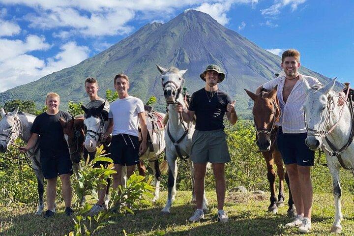 Ridning omkring Arenal Volcano base