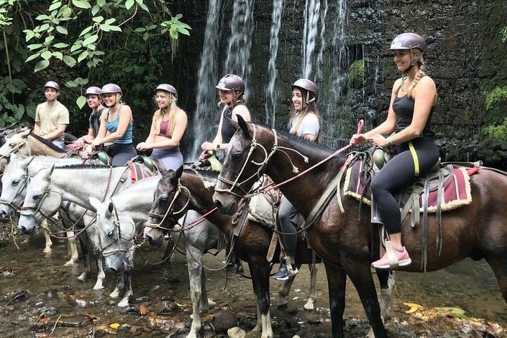 Ridning omkring Arenal Volcano base