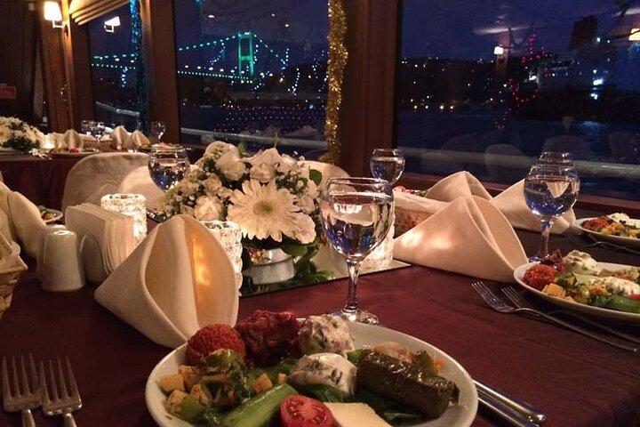 オールインクルーシブ;イスタンブール ボスポラス ディナー クルーズ、ライブ ショーと飲み放題