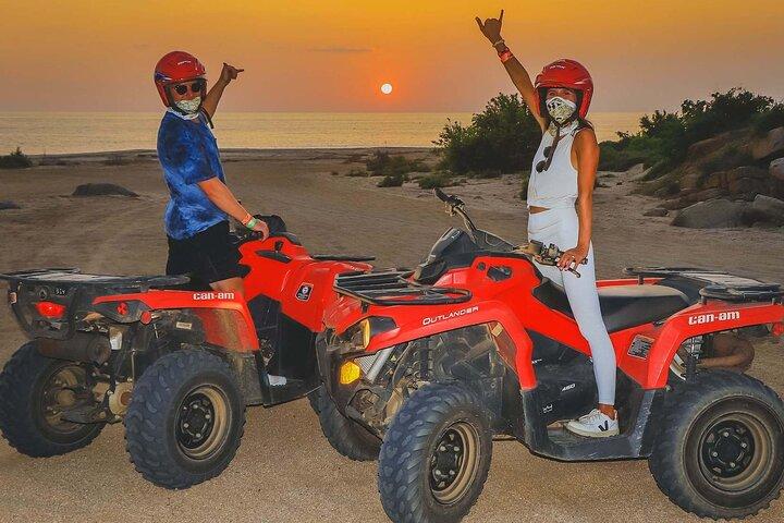 Aktivität mit einem einfachen ATV in Dunes and Beach
