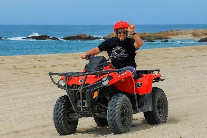 Aktivität mit einem einfachen ATV in Dunes and Beach