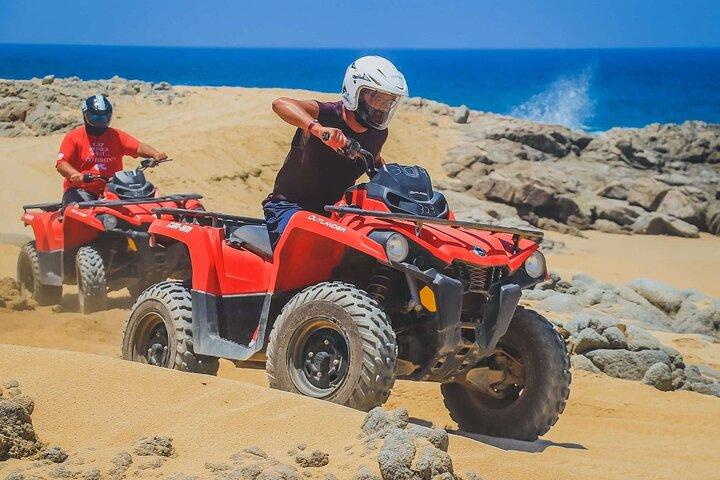 Aktivität mit einem einfachen ATV in Dunes and Beach