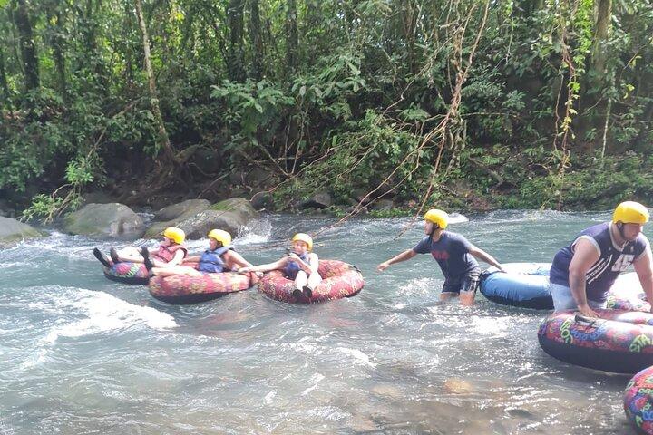 RIO CELESTE RIVER: チューブ + 熱帯雨林 + 野生動物 + 滝 + 活火山 (プライベート)