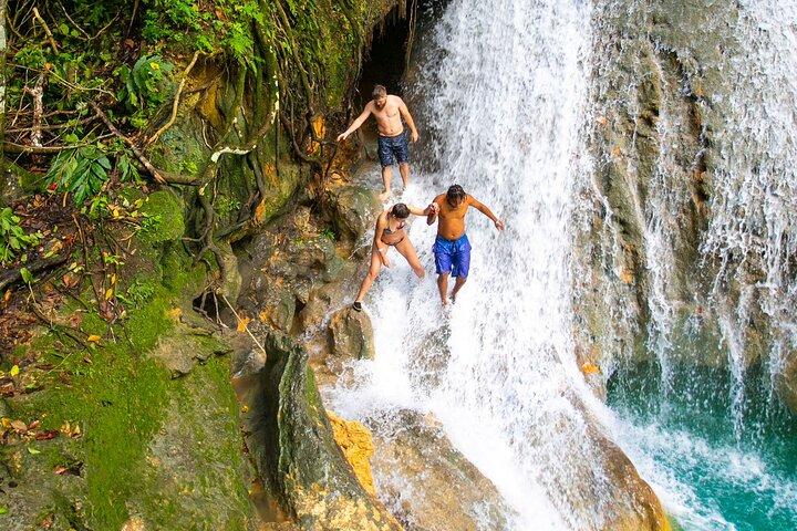 Cachoeiras Blue Hole e Jardim Rasta de Montego Bay