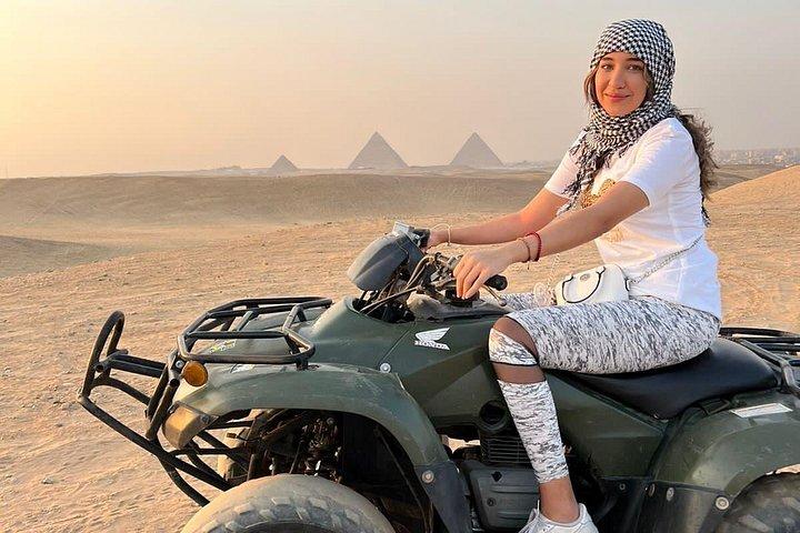 ギザのピラミッドでの ATV クワッド バイク ライドとバーベキュー ディナー。