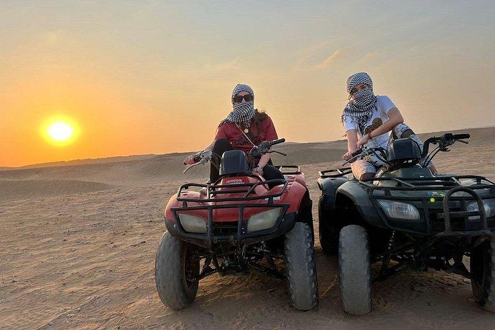 ギザのピラミッドでの ATV クワッド バイク ライドとバーベキュー ディナー。