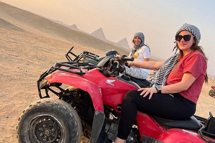 ギザのピラミッドでの ATV クワッド バイク ライドとバーベキュー ディナー。