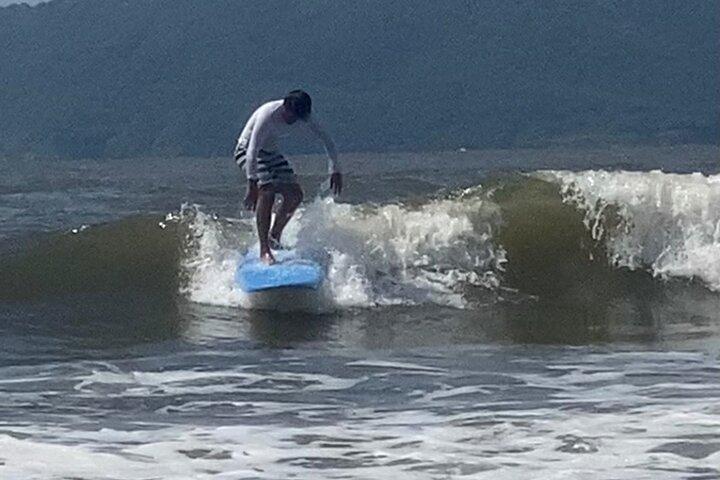 Surfen Sie mit der einzigen Surfschule in Tamarindo Beach!