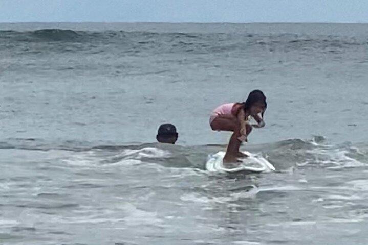 Surfen Sie mit der einzigen Surfschule in Tamarindo Beach!