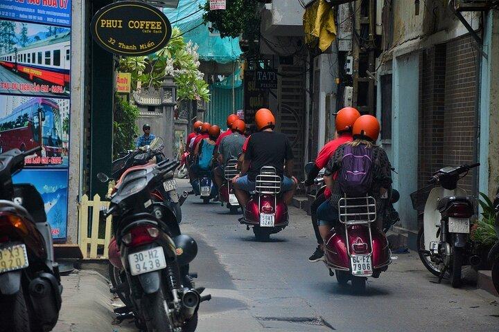Hanoi Back Streets Vintage Vespa Tours シティ