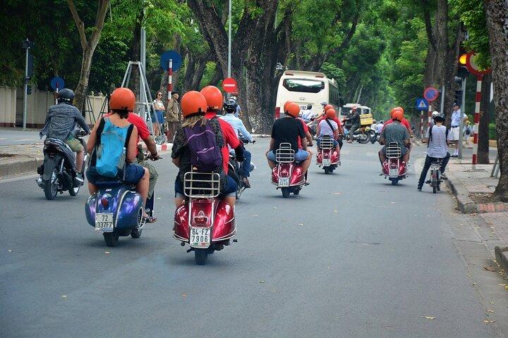 Hanoi Back Streets Vintage Vespa Tours シティ